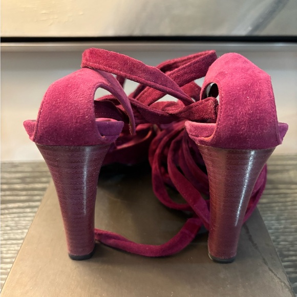 Gucci Elegant Suede Amethyst Heels - Picture 2 of 6